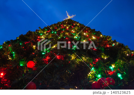 アトランタのクリスマスツリー頂上部のカラフルな電飾クローズアップ アトランタのクリスマスツリー頂上部のカラフルな電飾クローズアップ 140523625