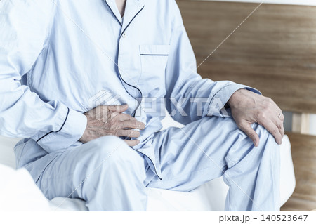 お腹を押さえる高齢者の男性 お腹を押さえる高齢者の男性 140523647