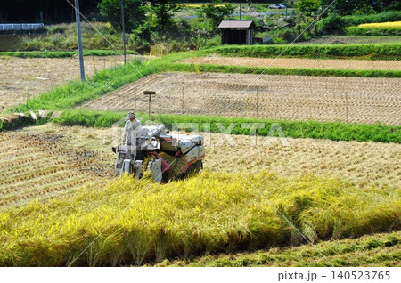 コンバインで稲刈りをする風景 コンバインで稲刈りをする風景 140523765