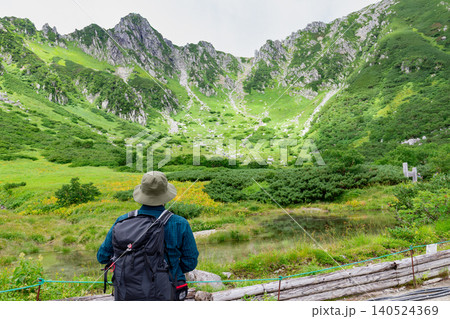 剣ヶ池から見る千畳敷カールの絶景と登山客 140524369