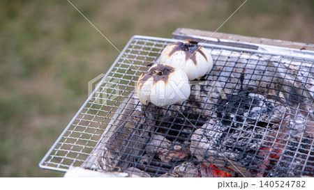 屋外バーベキューで焼かれるにんにく 屋外バーベキューで焼かれるにんにく 140524782