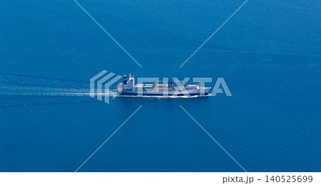 瀬戸内海を航行する貨物船の空撮風景 瀬戸内海を航行する貨物船の空撮風景 140525699