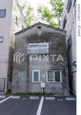 古い老朽化した中古住宅 140526064