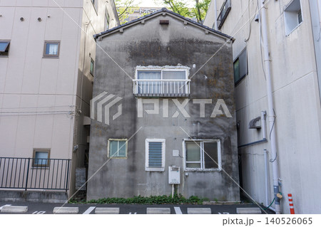 古い老朽化した中古住宅 140526065