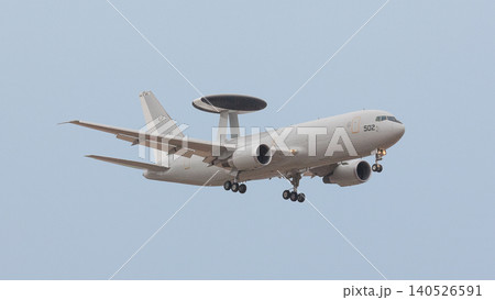 離陸上昇する航空自衛隊E-767早期警戒管制機 140526591