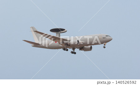 離陸上昇する航空自衛隊E-767早期警戒管制機 離陸上昇する航空自衛隊E-767早期警戒管制機 140526592