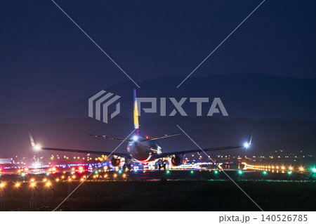 夜の仙台空港 離陸中の飛行機 宮城県名取市 夜の仙台空港 離陸中の飛行機 宮城県名取市 140526785