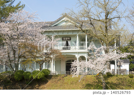 桜に囲まれた興雲閣と松江城公園の春景色 桜に囲まれた興雲閣と松江城公園の春景色 140526793