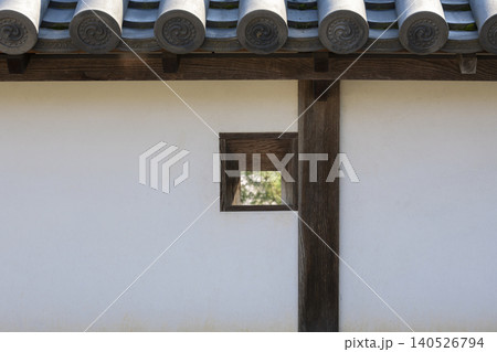 松江城の白壁と瓦屋根が続く歴史ある城郭風景 松江城の白壁と瓦屋根が続く歴史ある城郭風景 140526794