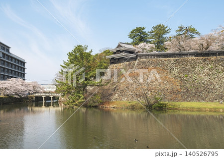 松江城の石垣とお堀に映る春の城郭風景 松江城の石垣とお堀に映る春の城郭風景 140526795