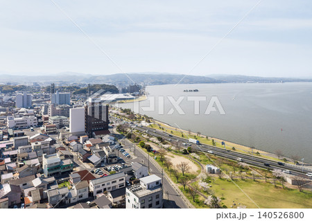 宍道湖と松江市街を一望する島根県の広がる湖畔風景 宍道湖と松江市街を一望する島根県の広がる湖畔風景 140526800