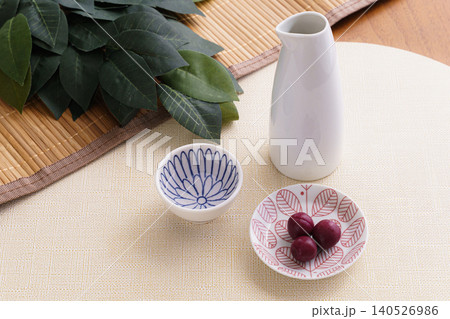 梅干しを盛り付けた和食の静物写真|和皿と日本の食文化イメージ 梅干しを盛り付けた和食の静物写真|和皿と日本の食文化イメージ 140526986