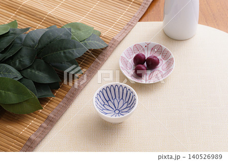 梅干しを盛り付けた和食の静物写真|和皿と日本の食文化イメージ 梅干しを盛り付けた和食の静物写真|和皿と日本の食文化イメージ 140526989