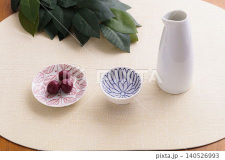 梅干しを盛り付けた和食の静物写真|和皿と日本の食文化イメージ 梅干しを盛り付けた和食の静物写真|和皿と日本の食文化イメージ 140526993