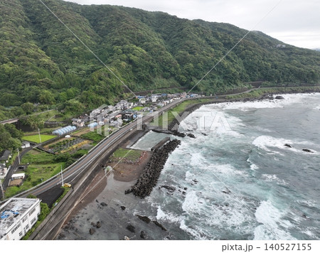 高知県黒潮町 土佐白浜駅と沿岸集落の早朝空撮 高知県黒潮町 土佐白浜駅と沿岸集落の早朝空撮 140527155