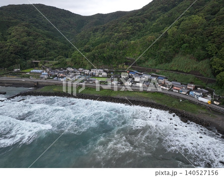 高知県黒潮町 土佐白浜駅と沿岸集落の早朝空撮 高知県黒潮町 土佐白浜駅と沿岸集落の早朝空撮 140527156