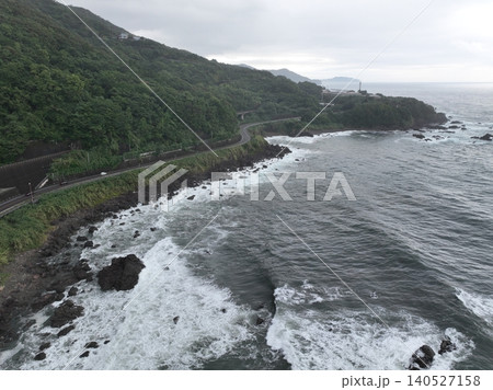 高知県黒潮町 土佐白浜駅と沿岸集落の早朝空撮 高知県黒潮町 土佐白浜駅と沿岸集落の早朝空撮 140527158