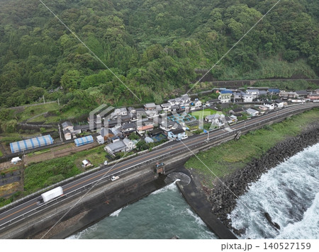 高知県黒潮町 土佐白浜駅と沿岸集落の早朝空撮 高知県黒潮町 土佐白浜駅と沿岸集落の早朝空撮 140527159