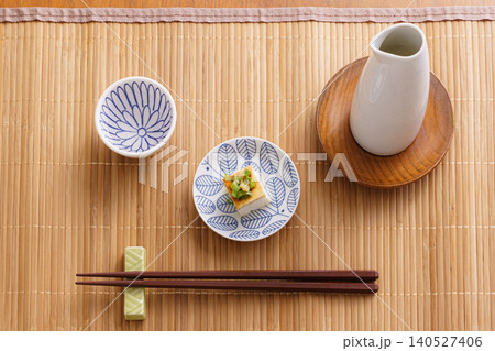 日本酒と冷ややっこを並べた和食の静物写真｜徳利のある落ち着いた食卓イメージ 140527406