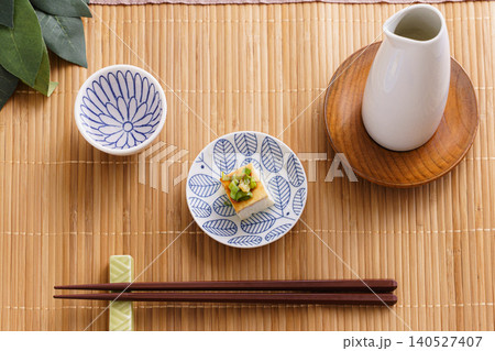 日本酒と冷ややっこを並べた和食の静物写真｜徳利と榊のある落ち着いた食卓イメージ 140527407