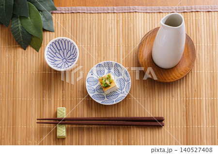 日本酒と冷ややっこを並べた和食の静物写真｜徳利と榊のある落ち着いた食卓イメージ 140527408
