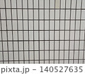 四角い模様の入った白いタイル壁 140527635