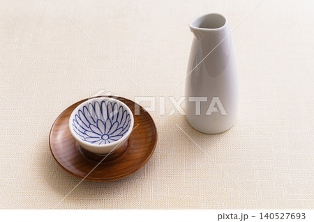 木製コースターに置かれた日本酒と徳利のミニマルな和風静物写真 木製コースターに置かれた日本酒と徳利のミニマルな和風静物写真 140527693