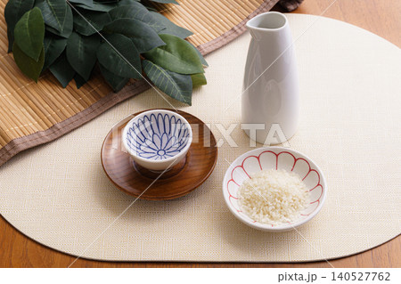 榊と日本酒、徳利と米を並べた神事の供え物イメージ|和の祈りと清らかな静物写真 榊と日本酒、徳利と米を並べた神事の供え物イメージ|和の祈りと清らかな静物写真 140527762
