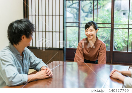 老舗の温泉旅館・高級旅館の客室で夫婦,カップルに挨拶をする仲居さん・女将さん 老舗の温泉旅館・高級旅館の客室で夫婦,カップルに挨拶をする仲居さん・女将さん 140527799