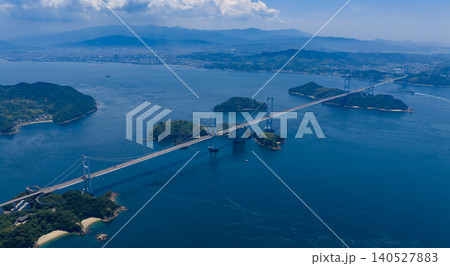 瀬戸内海と今治市を望む来島海峡大橋 瀬戸内海と今治市を望む来島海峡大橋 140527883