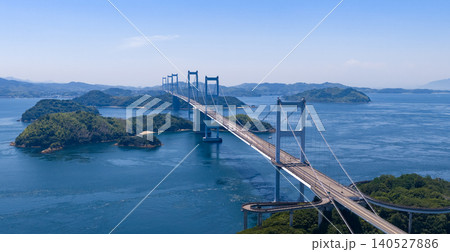 瀬戸内海に架かる来島海峡大橋の橋塔群 140527886