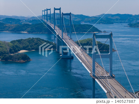 連なる橋塔が美しい来島海峡大橋 140527887