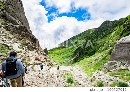 千畳敷カールの登山道と絶景を楽しむ登山者 140527911