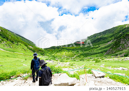 千畳敷カールの登山道と絶景を楽しむ登山者 140527915