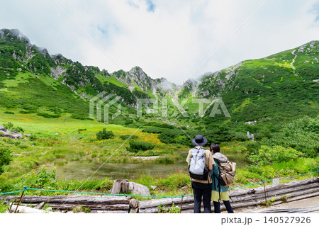 剣ヶ池から見る千畳敷カールの絶景と登山客 140527926