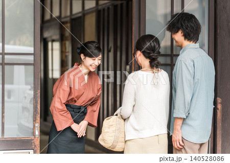 老舗の温泉旅館・高級旅館・宿坊で観光客に接客する仲居さん・女将さん 140528086