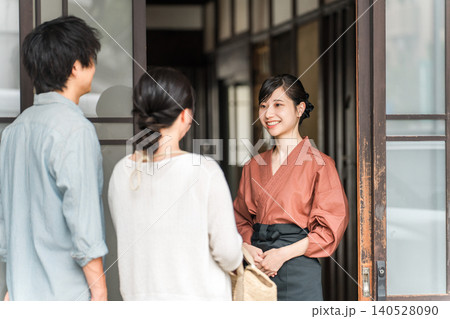 老舗の温泉旅館・高級旅館・宿坊で観光客に接客する仲居さん・女将さん 老舗の温泉旅館・高級旅館・宿坊で観光客に接客する仲居さん・女将さん 140528090