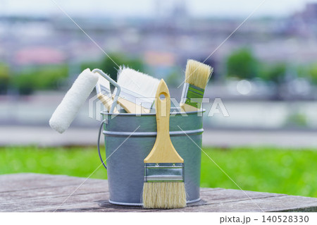 塗装道具と街並み|リフォーム・塗装業者・DIY イメージ 塗装道具と街並み|リフォーム・塗装業者・DIY イメージ 140528330