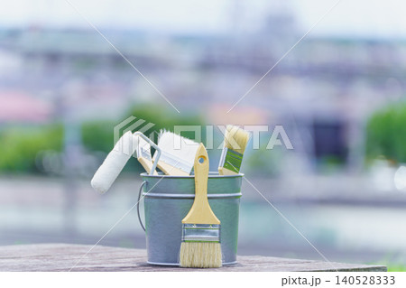 塗装道具と街並み｜リフォーム・塗装業者・DIY イメージ 140528333