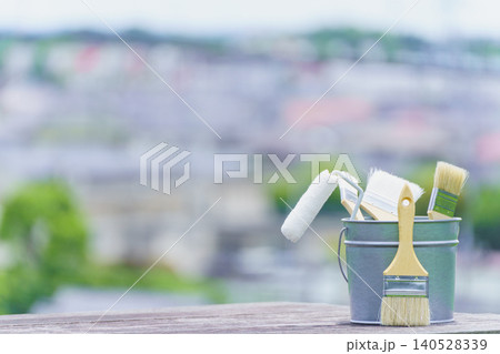 塗装道具と街並み｜リフォーム・塗装業者・DIY イメージ 140528339