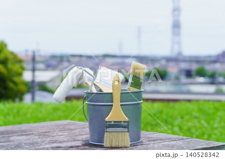 塗装道具と街並み|リフォーム・塗装業者・DIY イメージ 塗装道具と街並み|リフォーム・塗装業者・DIY イメージ 140528342