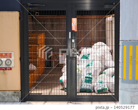 扉が設置されているマンションのごみ置き場 扉が設置されているマンションのごみ置き場 140529177
