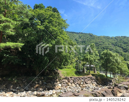 夏の田舎の山、川 140529242