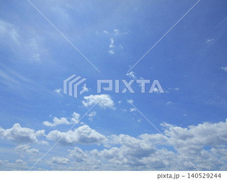 青空に浮かぶ白い雲 青空に浮かぶ白い雲 140529244