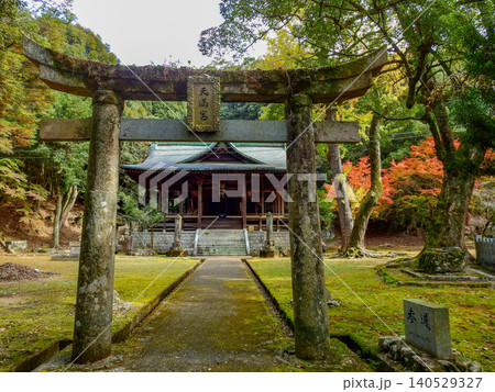 福岡県田川郡の岩石山麓にある添田神社境内 福岡県田川郡の岩石山麓にある添田神社境内 140529327