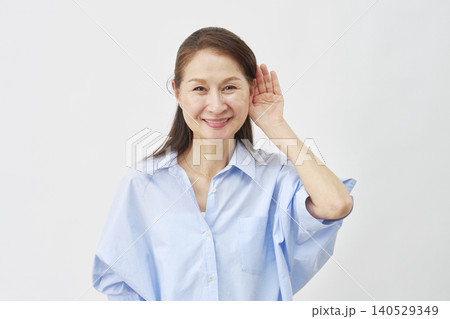 白背景で聞き耳を立てる女性 140529349