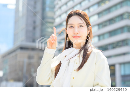 オフィス街でアイデアを提案する日本人ビジネスウーマン オフィス街でアイデアを提案する日本人ビジネスウーマン 140529450