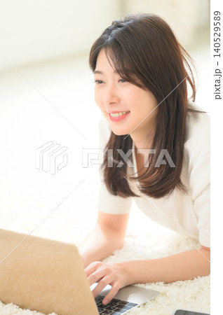 床でノートパソコンを使う日本人女性 140529589
