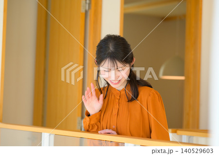 渡り廊下から見下ろす日本人女性 渡り廊下から見下ろす日本人女性 140529603