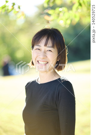 秋の公園で笑顔の40代女性ダンサー 140529715